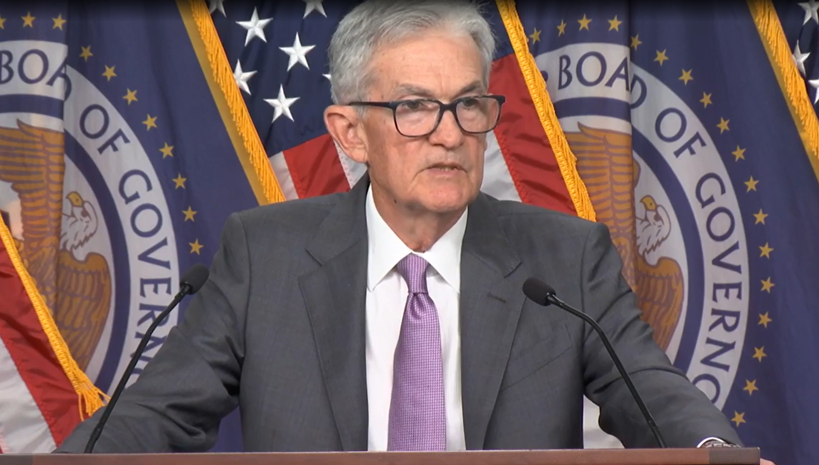 透露降息关键原因、预警股市！鲍威尔最新表态