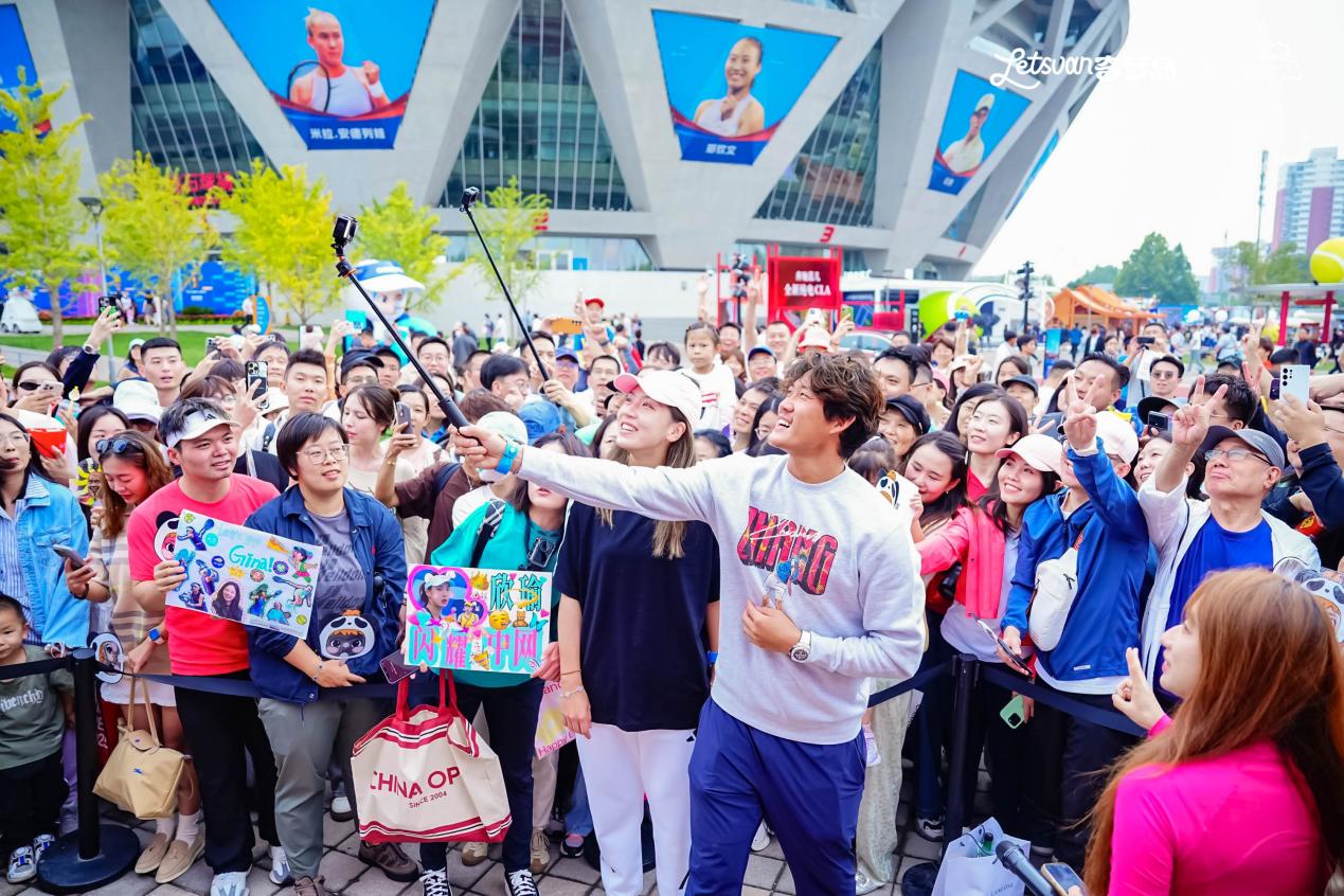 球星也爱WAKUKU！张之臻、王欣瑜打卡奇梦岛中网快闪店，联名潮玩热度再升级