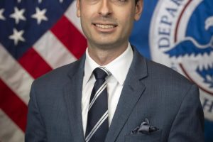 特朗普提名领导特别检察官的保守派年轻律师被指性骚扰，想办法强迫女同事和自己同睡一屋