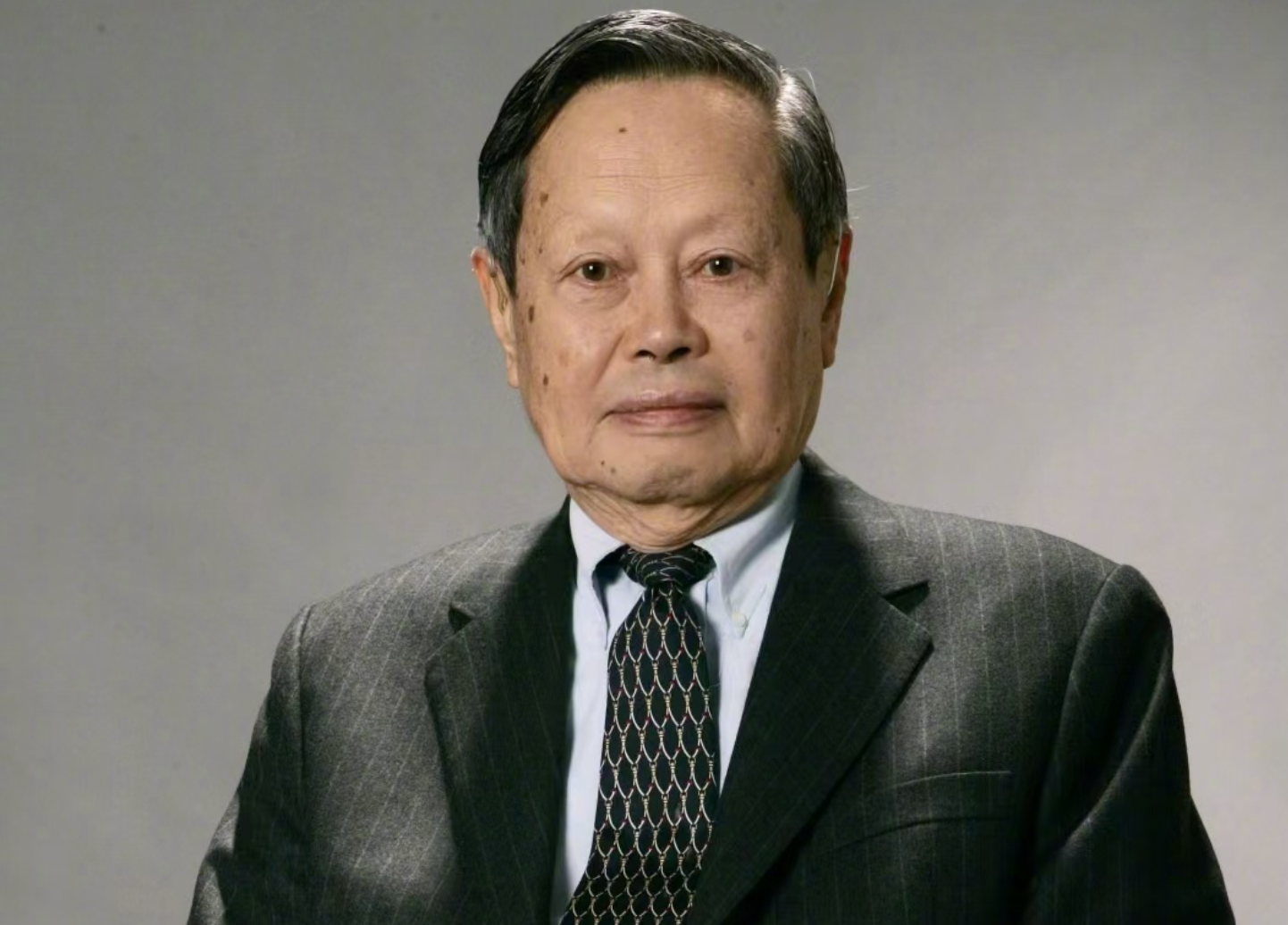 著名物理学家、诺贝尔物理学奖得主杨振宁逝世，规范场论奠定现代物理学基石，媲美麦克斯韦方程和爱因斯坦相对论