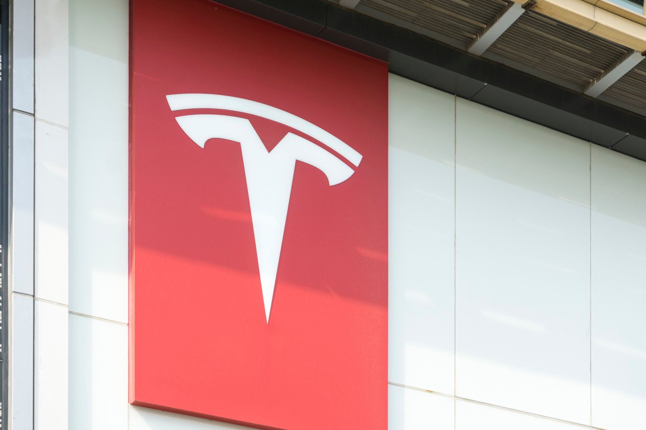 特斯拉Q3营收超预期，净利却暴跌36.8%！马斯克持续押注AI前景