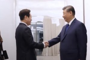 李在明精心准备给大国元首的礼物，赠习近平围棋棋盘，送特朗普金王冠