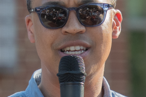 被暴力短信丑闻困扰，民主党候选人仍然靠反特朗普议程击败共和党