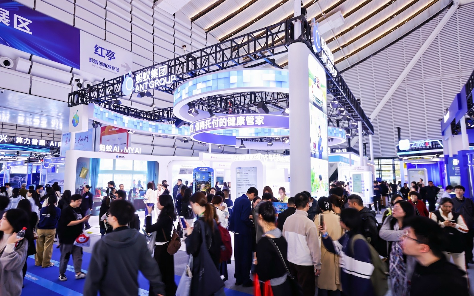 探营世界互联网大会博览会：蚂蚁集团携AGI最新成果亮相 百灵大模型家族首次展出