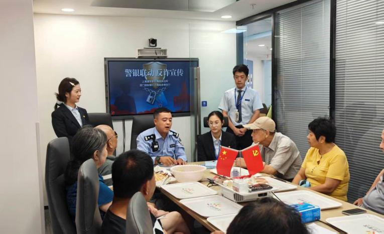 金秋送暖护银龄 厦门国际银行上海分行开展“敬老月”系列活动