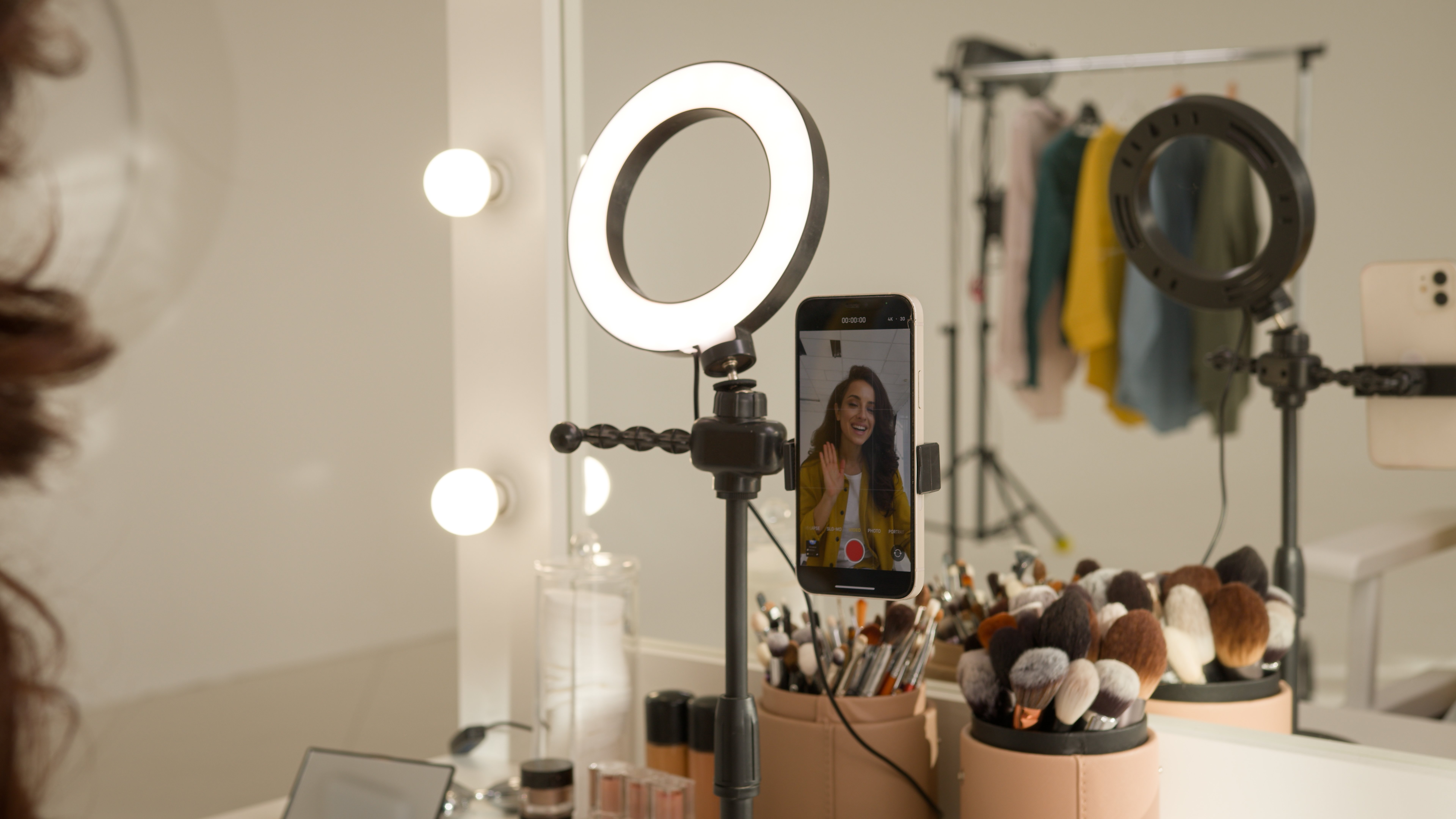 7倍直播电商第一股，跌没80%