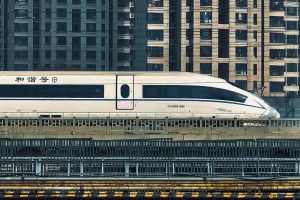 日经：在巨额债务下，中国坚持推进国内外的高铁项目