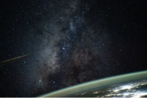 科学家已经寻找暗物质数十年。一位日本科学家认为自己可能已经看到一丝希望