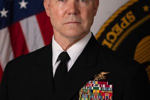 美军对涉嫌贩毒船只发动袭击并击杀幸存者，两党议员质疑国防部长和海军上将是否构成战争罪