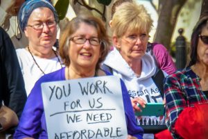 多数共和党议员不支持延长《平价医疗法案》增强版补贴，但数百万共和党选民不这样想