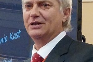 智利极右人物卡斯特当选新总统，父亲曾是纳粹党员，本人支持独裁者皮诺切特