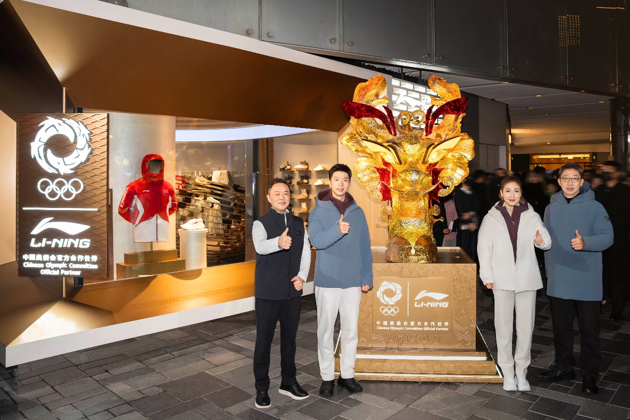 以体育精神为内核 打造高品质产品与体验 李宁全球首家龙店开业，正式发布全新荣耀金标产品系列