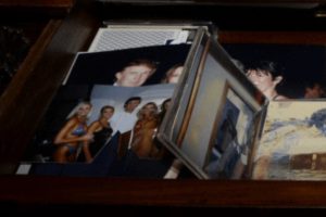 先公布再删除，至少有16份与爱泼斯坦案卷相关文件从美国司法部网页上消失，其中有特朗普的照片