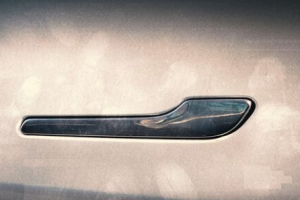 彭博：电动车门把手失灵已经导致至少15人死亡，尽管存在安全隐患，马斯克仍要求采用电动车门