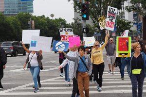 彭博观点：特朗普如何在移民问题上挥霍掉了公众支持