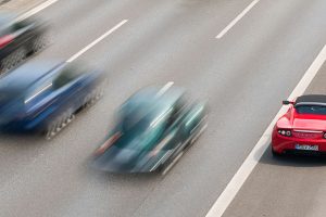 特斯拉被比亚迪大幅超越，失去2025年全球最大电动车制造商位置，明年销量预期更低