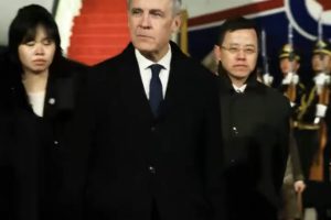 加拿大总理抵达中国访问，希望缓解多年来的互不信任，并促进贸易