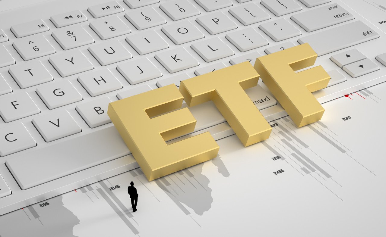 7492.4亿元！ETF成交额再破历史记录！多只宽基ETF放量超100%，中证500ETF、沪深300ETF华泰柏瑞成交额破200亿