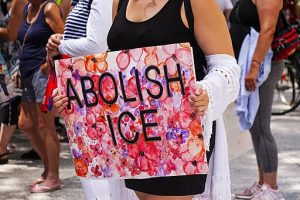 内部文件显示，去年夏天开始ICE开始在没有司法授权的情况下闯入住宅