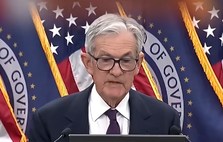 暂停降息，美联储2票反对！鲍威尔：继任者应“远离政治”