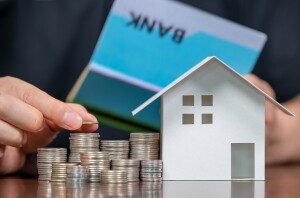 万科企业(02202.HK)公布：21万科02债券具体分期兑付方案，首期40%本金及利息明日兑付