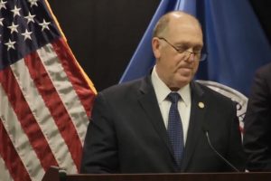 特朗普的边境沙皇重新出山，抨击国土安全部长诺姆和手下亲信作秀