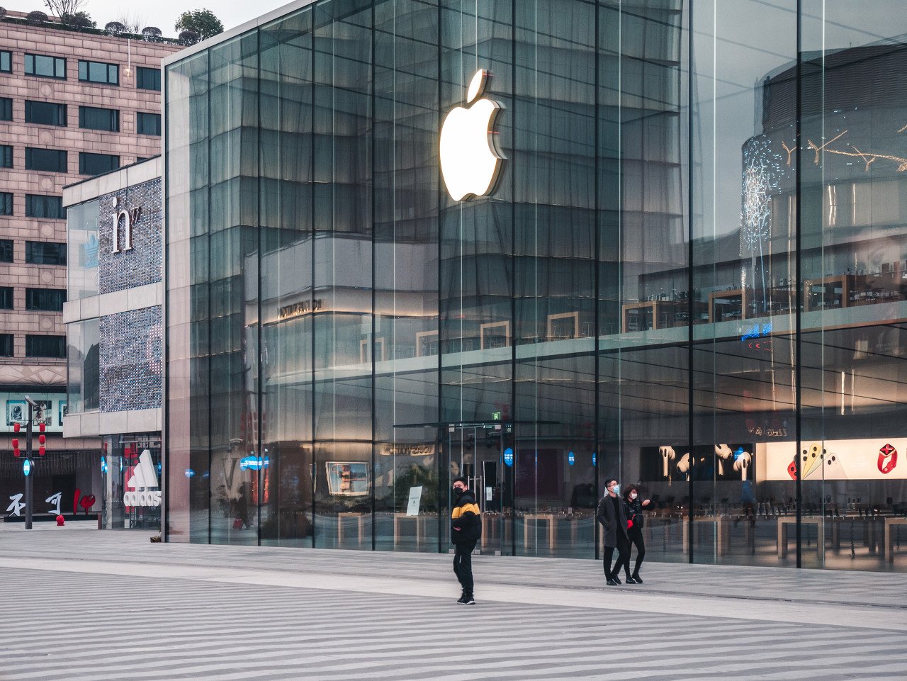 iPhone卖爆了！苹果营收创纪录新高，库克回应内存涨价