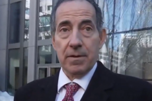 审查未涂黑爱泼斯坦档案的众议员披露，特朗普的名字出现了上百万次，几乎到处都是