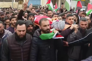 在被占领的约旦河西岸，犹太殖民者在军队鼓舞下开枪打死19岁的美籍巴勒斯坦男子