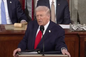 特朗普的国情咨文没有新政策，也不关心美国人担忧的问题，而是全力把民主党人描绘成恶魔