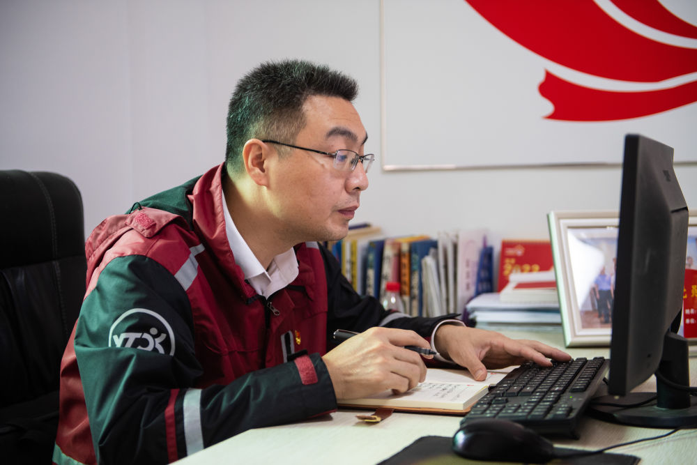 圆通小哥获评“全国岗位学雷锋标兵”称号