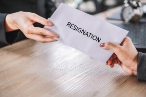 高科桥(09963.HK)：补充披露行政总裁辞任原因，为符合企业管治守则