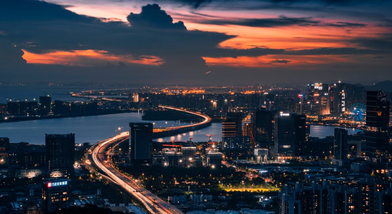 深圳楼市冰与火：一边捅破天花板，一边骨折砸盘