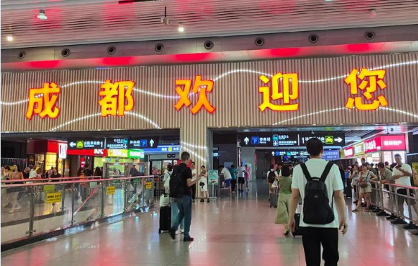 中国人口第三城要易主了？西部重镇成都持续吸虹逼近北京，高教资源、上市公司数量秒杀“双子星”重庆