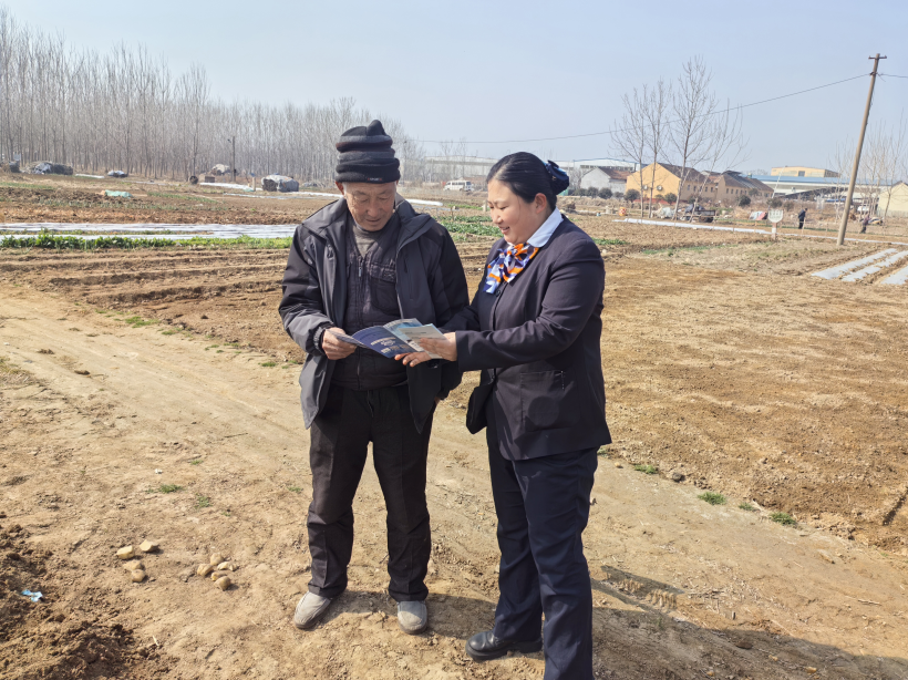 藏汉双语消保课开在青稞地头 高原春耕有了“保险护身符”