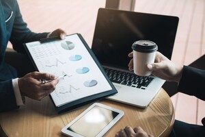 滴普科技(01384.HK)收盘下跌12.43%，收于58.45港元