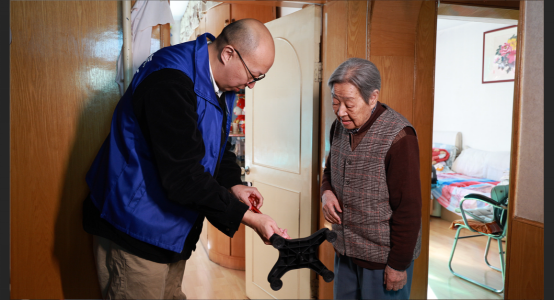 以适老改造传递金融温度，努力写好养老金融大文章