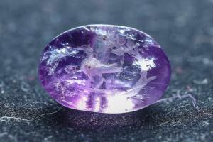 好奇葩！以色列发掘1颗2000年前的紫水晶 鉴定年份西元1世纪 神秘不寻常雕刻引全球瞩目