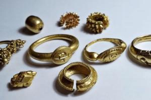 罕见！印尼苏门答腊出土大量黄金珠宝 英国学者：打捞数吨中国钱币与青花瓷 有望找到“黄金岛古国”