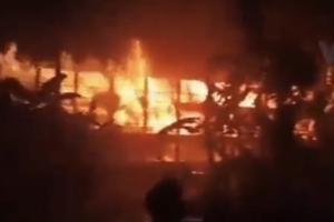突发！孟加拉国渡轮失火致上百人死伤 现场惨烈：船被烧成火架 乘客跳水求生