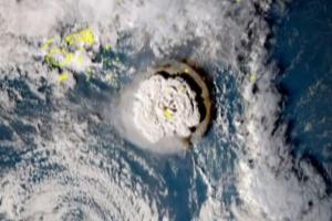 火山爆发至今！汤加群岛仍中断通讯 纽澳派遣军机侦察 阿德恩：供水系统与断电最急迫
