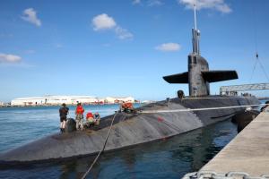 秀肌肉！美国“最强大核潜艇”罕见现身关岛 美海军：停留77天补充战略演习