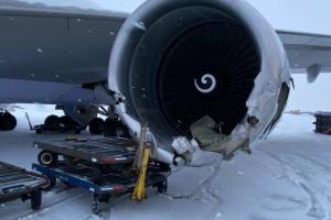 突发！亚洲货机滑行芝加哥机场碰撞受损 紧急宣布：取消数千航班应对东海岸暴风雪