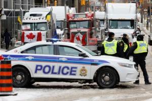 特鲁多最后通牒！加拿大警方“强制驱离与逮捕”抗议民众 致力终结美加边界大桥堵塞