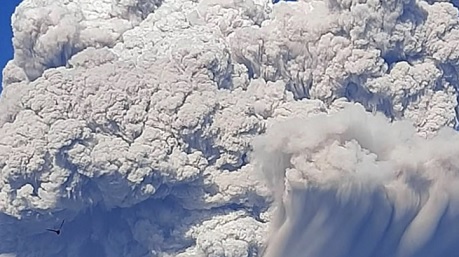 烟柱高达1500米！日本樱岛火山喷发 气象厅发布最高级别警报