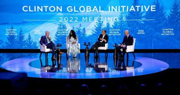 前美国总统比尔克林顿在克林顿全球倡议发表讲话：“世界水深火热”，但团队合作可以提供帮助解决困境