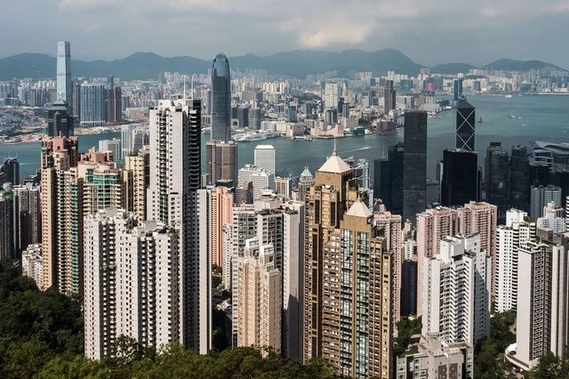 香港房市暴跌！美国利率恐慌蔓延需求 香港财政司：赤字是预算2倍 “最新移民潮施压房价”