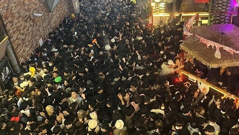 韩国踩踏事故现场：300多人叠了近7层 目击者讲述惊魂场景