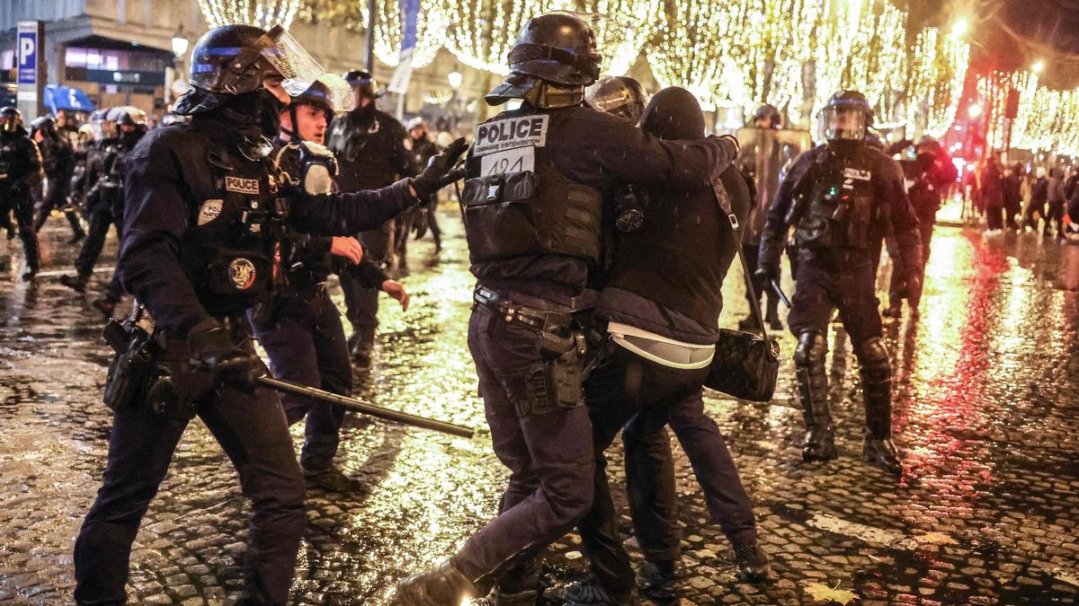 世界杯惨输阿根廷！法国球迷失控暴动 巴黎、里昂与尼斯警方投掷催泪瓦斯