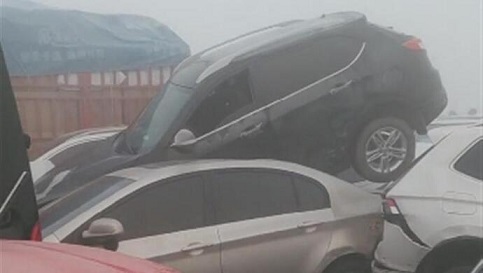 惊悚画面曝光！郑州200多车相撞事故 已致1人死亡